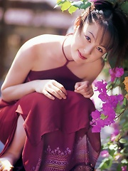 Provacative gravure idol vixen looks incredibly hot in her bikini