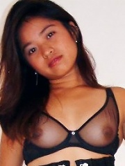 Cute-faced Filipina babe with nice ass poses for the camera